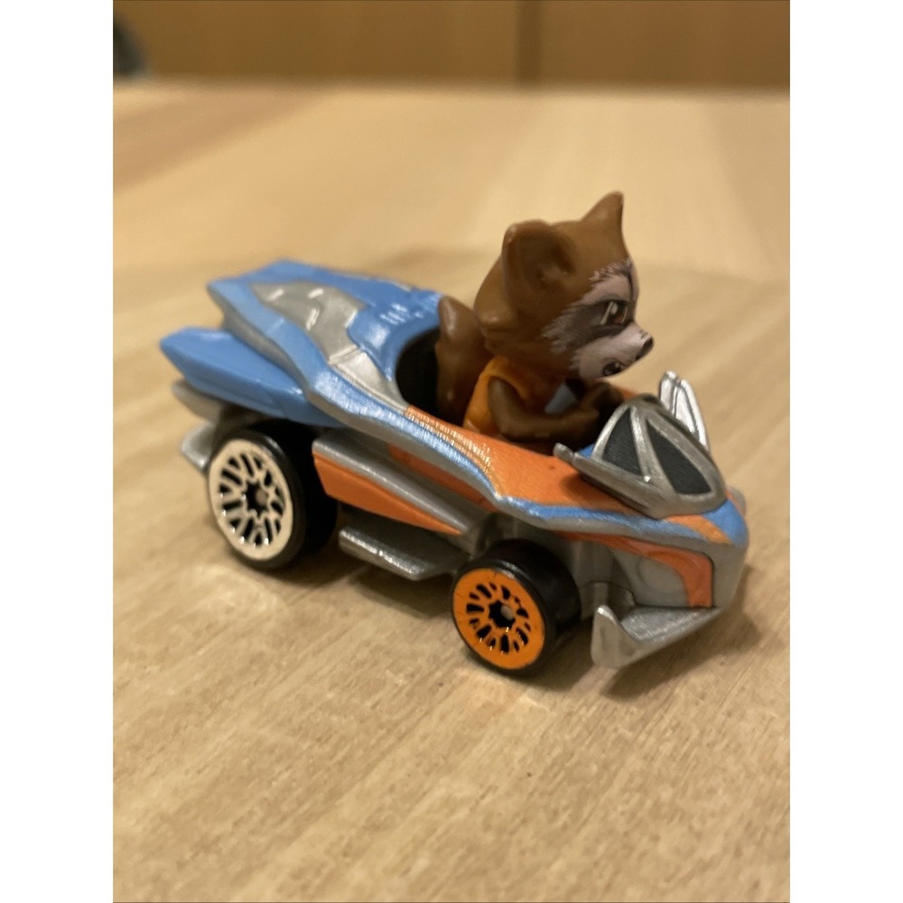 Hot Wheels RacerVerse Die-Cast Vehicle with Rocket Racoon 3 inches, Multi